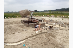 Op een half uur rijden van de stad Groningen ligt de Blauwestad. Volg de bordjes naar Strand Zuid en je komt uit bij het 'Triadeem'.