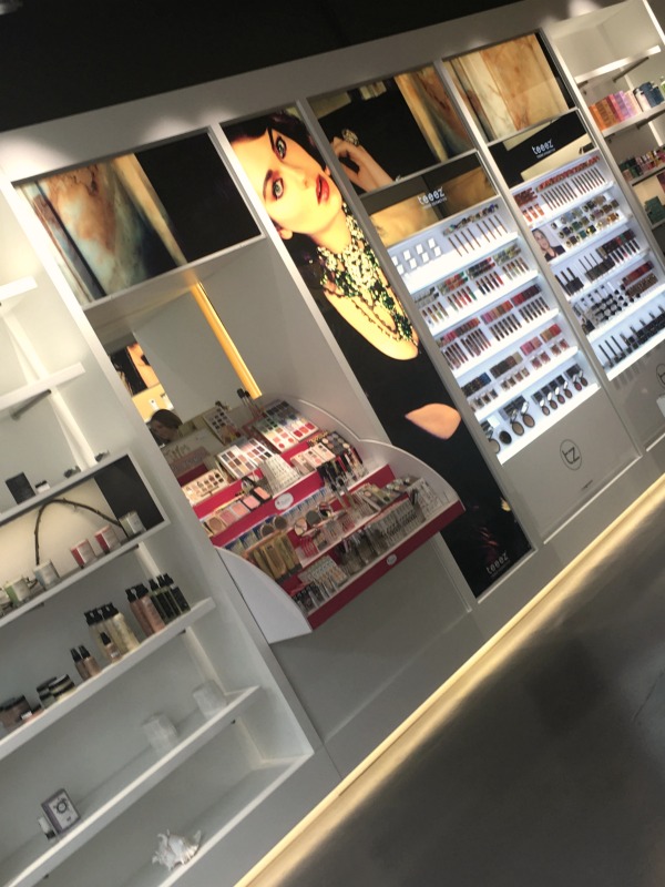 make up bar naast skins